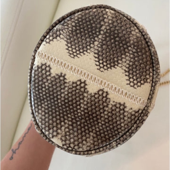 GUCCI BUCKET BAG (AUTHENTIC) - Picture 6 of 16